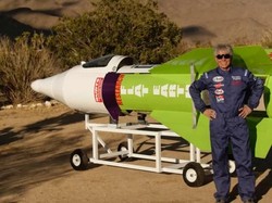 Aksi Penganut Bumi Datar Terbangkan Diri dengan Roket