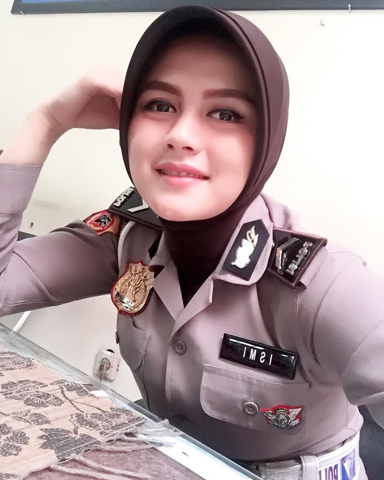 Adem Ini Gaya Hijab Bripda Ismi Yang Viral Karena Kecantikannya 