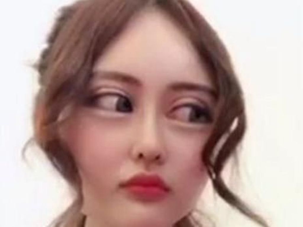 Tadinya Dipuji Cantik, Kini Youtuber Ini Diejek Mirip Alien Oleh Netizen Tadinya Dipuji Cantik, Kini Youtuber Ini Diejek Mirip Alien Oleh Netizen
