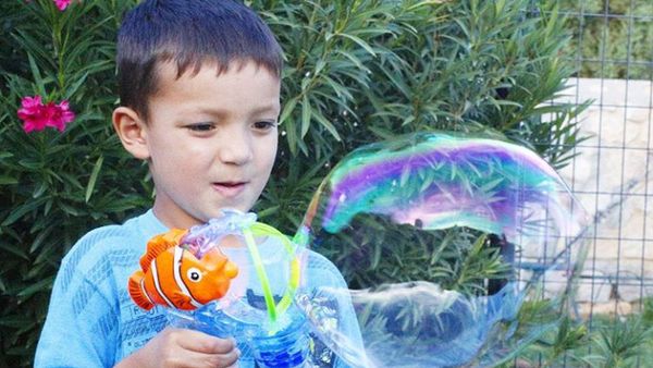 Main Gelembung Sabun Saja Sudah Bikin Anak-anak Happy Lho