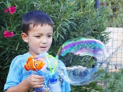 Main Gelembung Sabun Saja Sudah Bikin Anak-anak Happy Lho