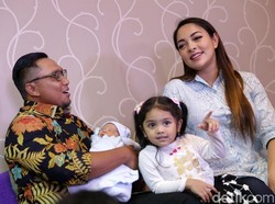 Cerita Kelahiran Putra Reisa Broto Asmoro yang Lebih Cepat dari Prediksi