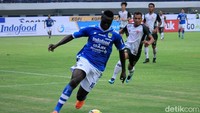Tampil di depan pendukungnya yang memadati Stadion Gelora Bandung Lautan Api, Senin (26/3/2018), Persib langsung menekan PS Tira. Di babak pertama, banyak peluang mereka ciptakan.