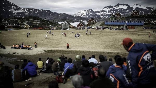 Foto: Stadion Sepakbola Belakangnya Pegunungan Es