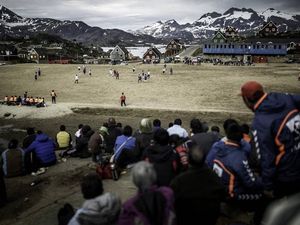 Foto: Stadion Sepakbola Belakangnya Pegunungan Es