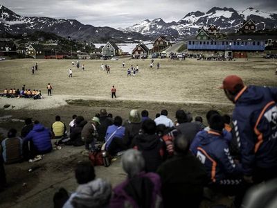 Foto: Stadion Sepakbola Belakangnya Pegunungan Es