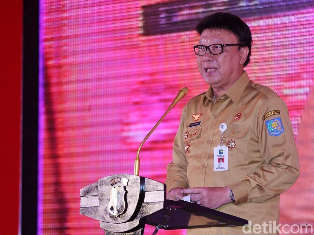 Mendagri Apresiasi Polisi Gerebek Gudang Makanan Kedaluwarsa Mendagri Apresiasi Polisi Gerebek Gudang Makanan Kedaluwarsa