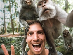 Bule Ganteng Selfie Bareng Monyet di Bali Bikin Heboh Netizen