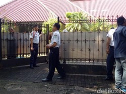 Arief Rachman hingga Ibunda Sandiaga Datangi Rumah Duka Probosutedjo