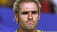 Santiago Canizares rutin jadi kiper nomor dua Spanyol, walaupun ia jadi opsi pertama jelang musim panas 2002. Tapi kecelakaan kecil yang melibatkan botol aftershave membuatnya cedera kaki dan harus absen di Piala Dunia 2002. (Foto: CHRISTOPHE SIMON/AFP PHOTO)