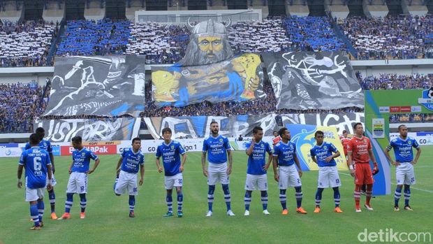 Bobotoh Suguhkan Koreografi Viking Bertanduk 