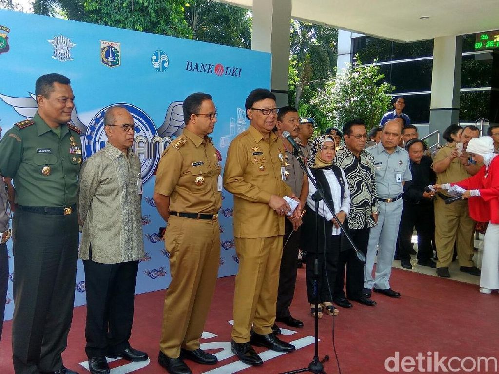Anies Targetkan Pendapatan Pajak Kendaraan Rp 8 T Tahun Ini Anies Targetkan Pendapatan Pajak Kendaraan Rp 8 T Tahun Ini