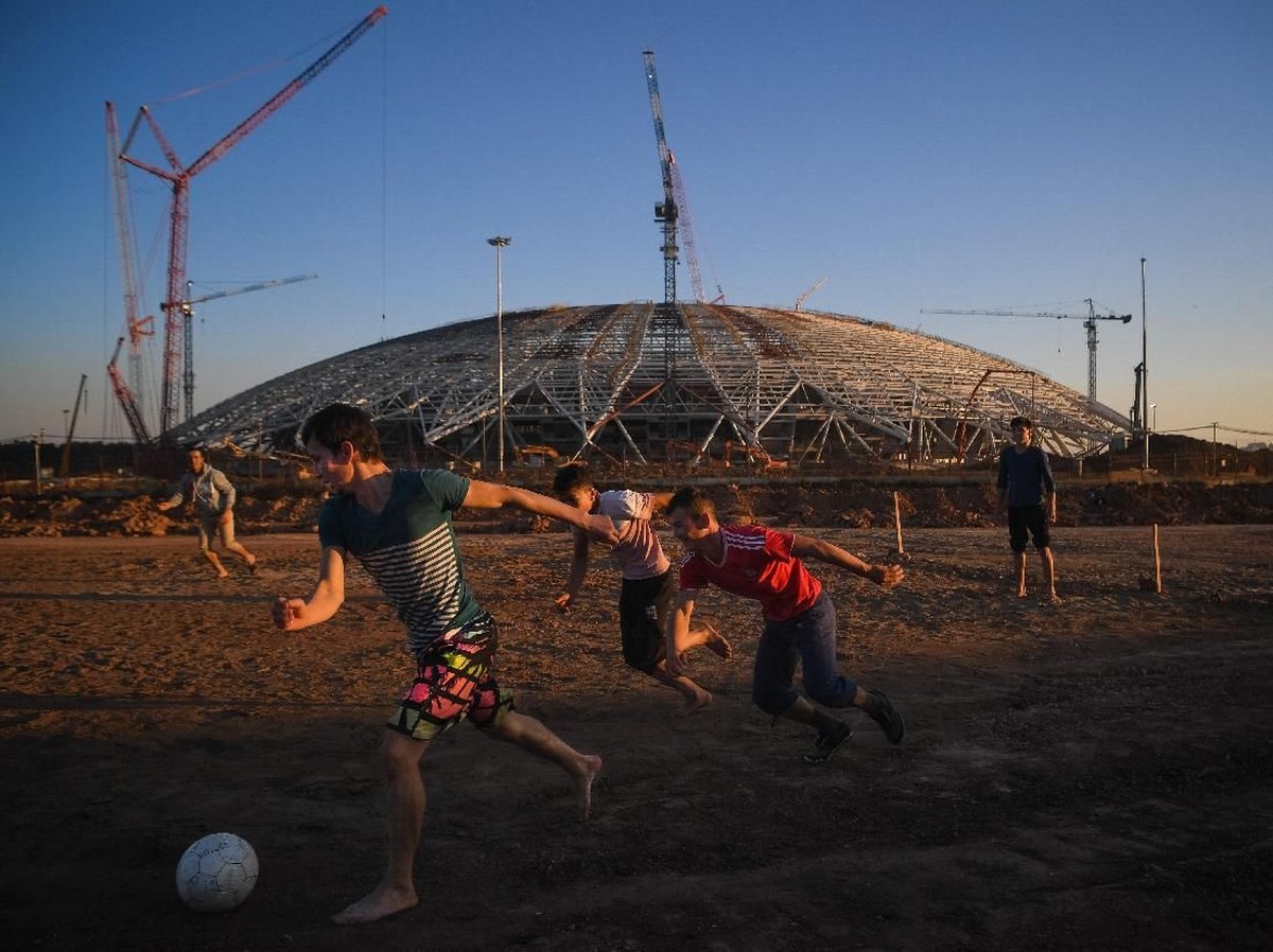 Anak-anak bermain bola tak jauh dari Samara Arena yang masih dalam proses pembangunan. Gambar diambil September 2017 (Foto: Michael Regan/Getty Images)