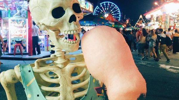 Gaya Keren Skellie, Tengkorak Sosialita yang Suka Nongkrong dan Makan