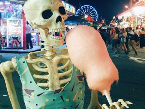 Gaya Keren Skellie, Tengkorak Sosialita yang Suka Nongkrong dan Makan