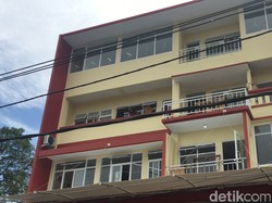 Tak Sesuai IMB, Lantai 4 Bangunan di Cipayung Dibongkar