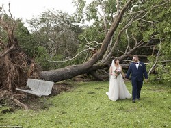 Dramatis, Pasangan Ini Menikah di Tengah Pohon Tumbang Usai Badai