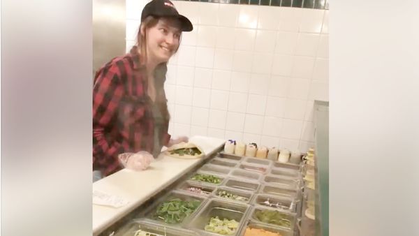 Foto: Viral Karyawan Fast Food Ludahi Sandwich Pembeli