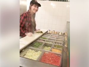 Foto: Viral Karyawan Fast Food Ludahi Sandwich Pembeli