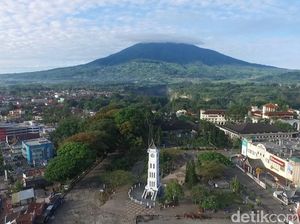 Foto Drone: Jam Gadang di Balik Gunung Foto Drone: Jam Gadang di Balik Gunung