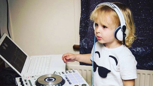 Aksi Lucu dan Menggemaskan Bocah 3 Tahun Saat Nge-DJ