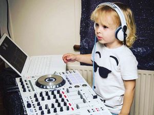 Aksi Lucu dan Menggemaskan Bocah 3 Tahun Saat Nge-DJ