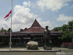 Museum Soeharto Kibarkan Bendera Merah Putih Setengah Tiang