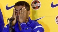 Romario absen di skuat Brasil untuk Piala Dunia 1998 akibat cedera otot. Ia sebenarnya sudah sempat mendapat perawatan intensif dalam usaha tetap bisa masuk skuat. Dalam sesi konferensi pers, Romario bercucuran air mata saking kecewanya. (Foto: Antonio SCORZA/AFP Photo)