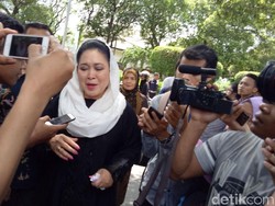 Titiek Soeharto dan Try Sutrisno Datangi Rumah Duka Probosutedjo