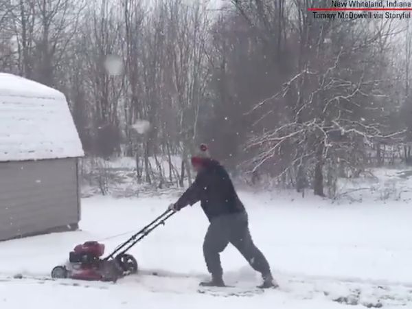 Foto: Tetap Potong Rumput di Tengah Badai Salju