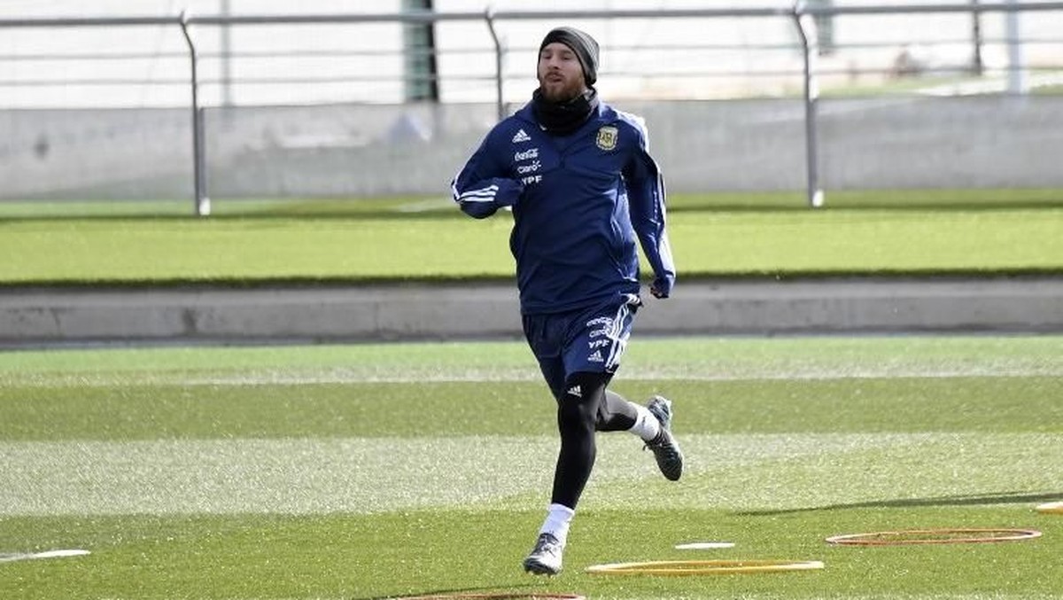 Lionel Messi dinyatakan fit untuk menghadapi Spanyol (Foto: AFP PHOTO / GABRIEL BOUYS)