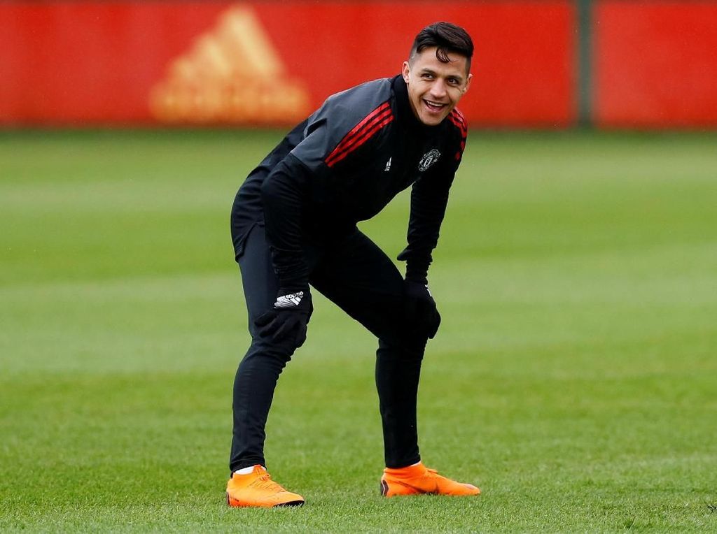 Ini Alasan Alexis Sanchez Makan Sendirian di Pusat Latihan MU Ini Alasan Alexis Sanchez Makan Sendirian di Pusat Latihan MU