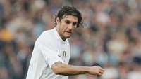 Atletico Madrid pernah menghasilkan rekor pemain termahal dunia. Itu terjadi saat Lazio menyanggupi membayar 28,41 juta euro untuk mengangkut Christian Vieri ke Stadion Olimpico (Phil Cole/Getty Images)