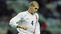 Steven Gerrard sudah menjelma jadi salah satu gelandang potensial menjelang Piala Dunia 2002. Tapi Gerrard tak kuasa ikut serta membela Inggris setelah cedera kunci pahanya kumat di laga penutup musim saat Liverpool menghadapi Ipswich. (Foto: Michael Steele /Allsport)