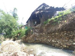 Rumah Keluarga di Jombang Ini Ambruk Tergerus Arus Sungai
