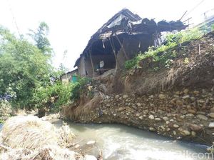 Rumah Keluarga di Jombang Ini Ambruk Tergerus Arus Sungai Rumah Keluarga di Jombang Ini Ambruk Tergerus Arus Sungai