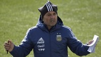 Setelah menang atas Italia, pelatih Jorge Sampaoli siap meracik strategi berikutnya untuk menghentikan catatan tak terkalahkan Spanyol. Foto: AFP PHOTO / GABRIEL BOUYS