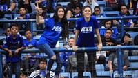 Aksi pendukung wanita Persib.