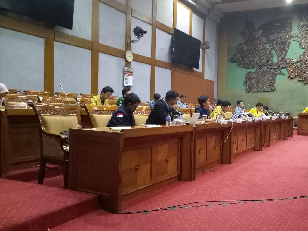Komisi X Audiensi dengan Ketua BEM Se-RI, Zaadit Tak Tampak