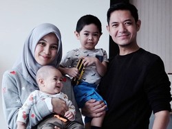 Dude Herlino dan Alyssa Subandono Coba Kenalkan Pesantren ke Anak