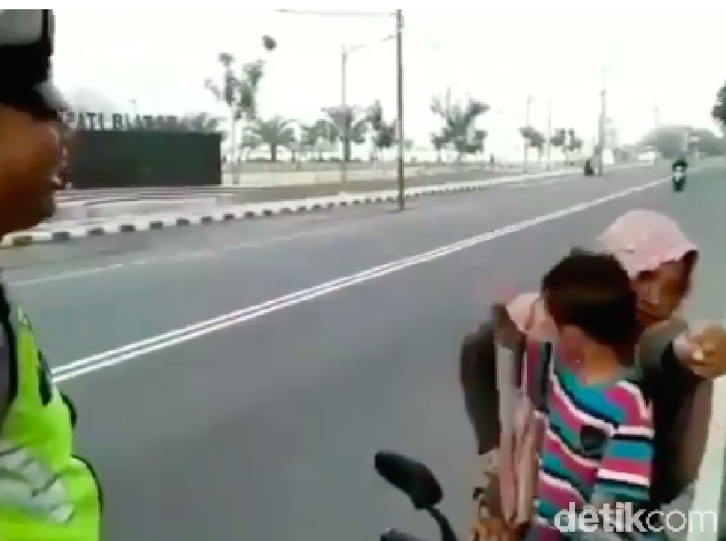 Emak-emak Tak Berhelm Ngamuk saat Dihentikan Polisi, Ini Faktanya Emak-emak Tak Berhelm Ngamuk saat Dihentikan Polisi, Ini Faktanya