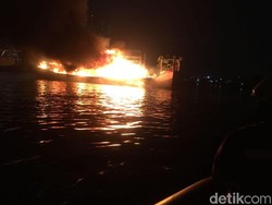 Kapal di Muara Angke Terbakar