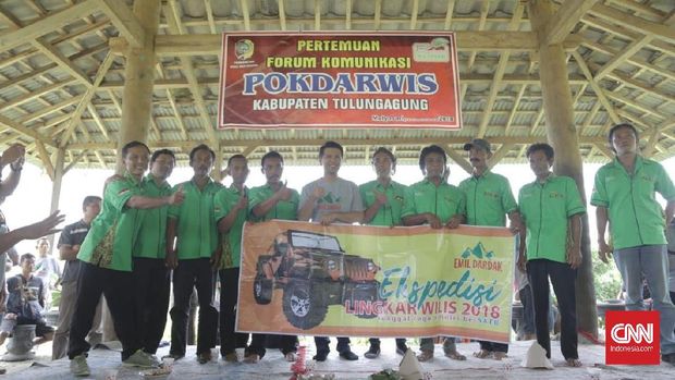 Cawagub Jatim 2018 Emil Dardak (tengah) bersama peserta ekspedisi Lingkar Wilis, Jawa Timur, Minggu (25/3).