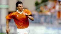 Marco van Basten adalah salah satu bomber dunia yang tak pernah mencetak gol di Piala Dunia. Salah satu penyebabnya adalah perkara cedera, yang turut membuatnya gagal tampil di Piala Dunia 1994. Setahun kemudian ia pensiun dari sepakbola. (Foto: Ben Radford/ALLSPORT)