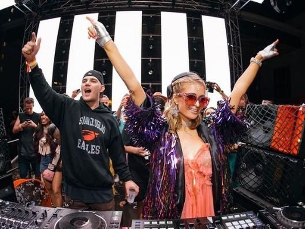 Keseruan Pesta yang Membuat Cincin Rp 27 M Paris Hilton Nyaris Hilang Keseruan Pesta yang Membuat Cincin Rp 27 M Paris Hilton Nyaris Hilang