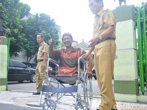 Jenguk Tukang Parkir Tanpa Kaki, Bupati Kudus Bawa Kursi Roda