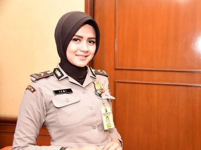 Adem, Ini Gaya Hijab Bripda Ismi yang Viral karena Kecantikannya