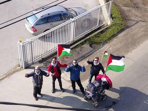 Jalan Kaki Demi Palestina, Benjamin Dapat Bantuan Tak Disangka Jalan Kaki Demi Palestina, Benjamin Dapat Bantuan Tak Disangka