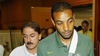 Emerson (kanan) menjadi bagian dari skuat juara AS Roma di 2000/2001. Dia memperkuat Giallorossi selama empat tahun dan masuk ke Madrid pada 2006. (Antonio SCORZA/AFP Photo)