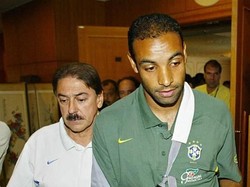 Emerson (kanan) menjadi bagian dari skuat juara AS Roma di 2000/2001. Dia memperkuat Giallorossi selama empat tahun dan masuk ke Madrid pada 2006. (Antonio SCORZA/AFP Photo)